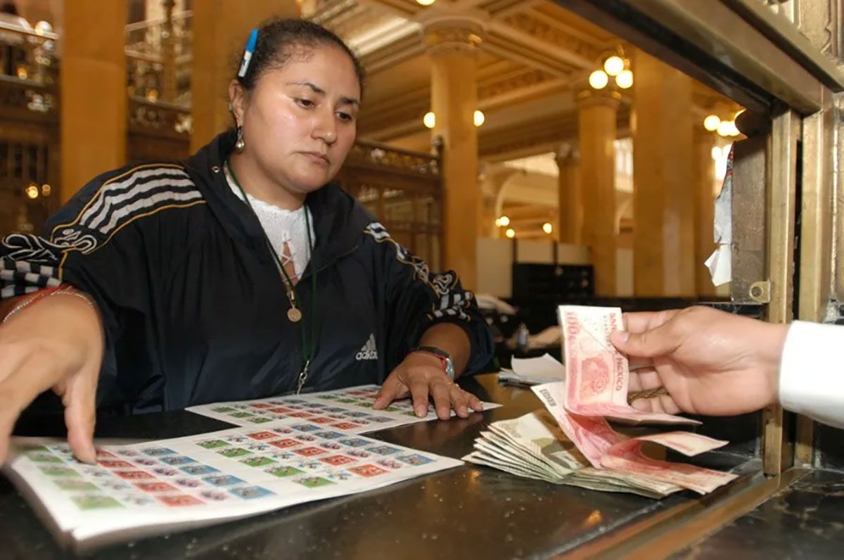 Una empleada del Servicio Postal de México vende sellos (Archivo). Crédito: EFE/Mario Guzmán.