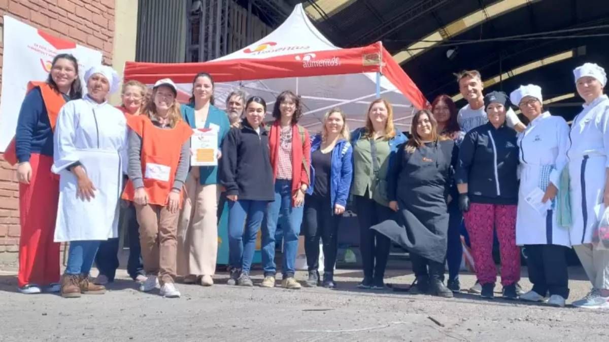 Colaboradores y chefs que trabajan en Banco de Alimentos para combatir el hambre, esta vez con un nuevo plan nutricional para comedores.