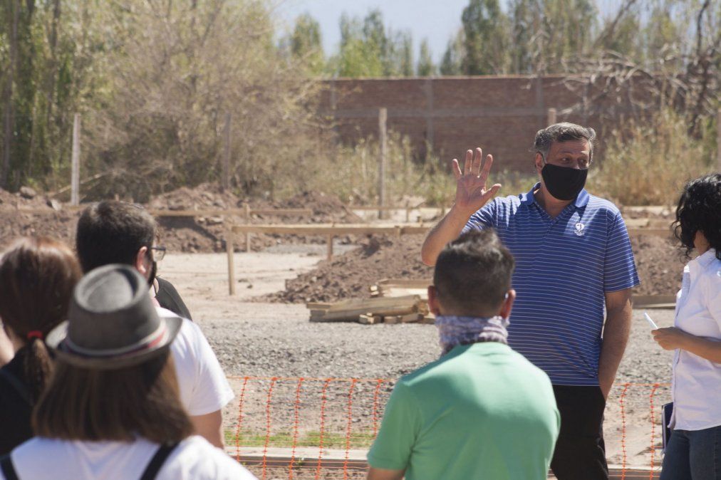 Los adjudicatarios del programa de viviendas Mi Casa, Mi Vida visitaron el barrio, ubicado en El Plumerillo, y observaron el proyecto con las construcciones ya levantadas y en obra gruesa. Estuvo presente el intedente Daniel Orozco.