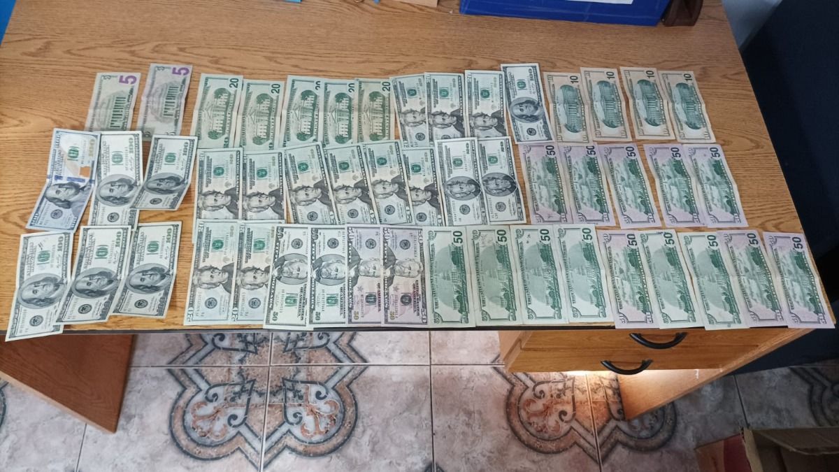 Parte del dinero que se encontró este miércoles en la base que tiene la Policía Federal en Mendoza.