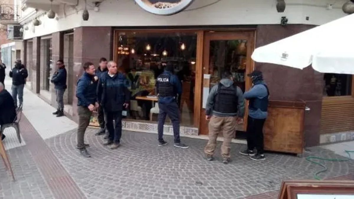 El allanamiento que se realizó por pedofilia en el café de la comerciante. Gentileza: Info Ya.