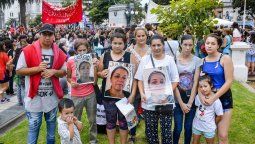 Mujeres de pie que luchan en la búsqueda de justicia Mujeres de pie que luchan en la búsqueda de justicia