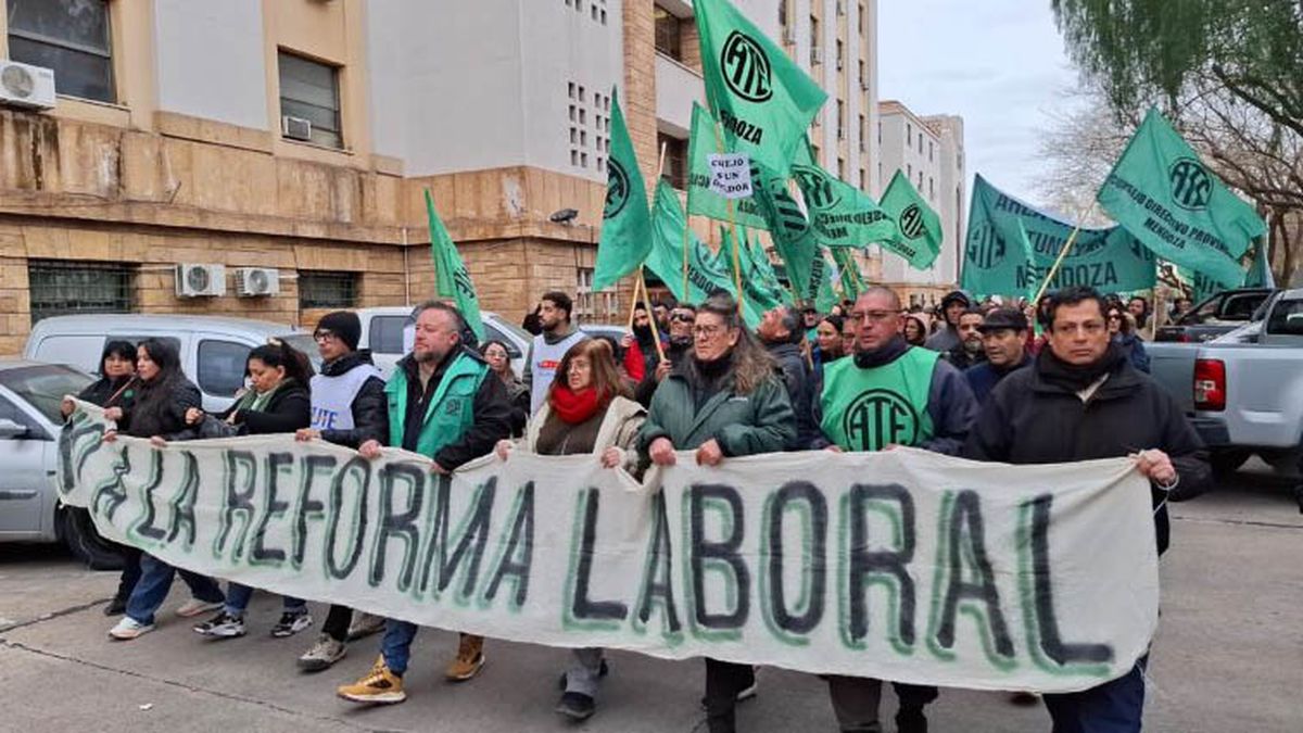 ATE y otros gremios se manifestaron en contra de la reforma laboral que propone Alfredo Cornejo. ATE y otros gremios se manifestaron en contra de la reforma laboral que propone Alfredo Cornejo.