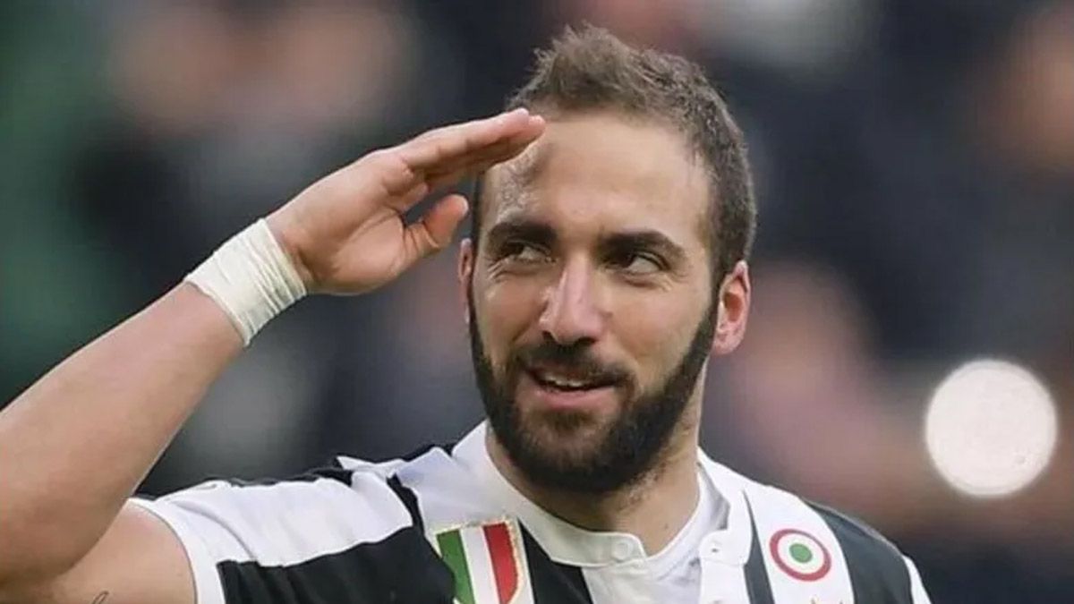 Higuaín llegó a Miami para firmar con el equipo de Beckham