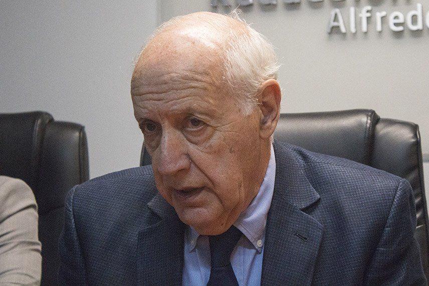 Lavagna dijo que no hay nada más lejos que ser el ministro de los Fernández