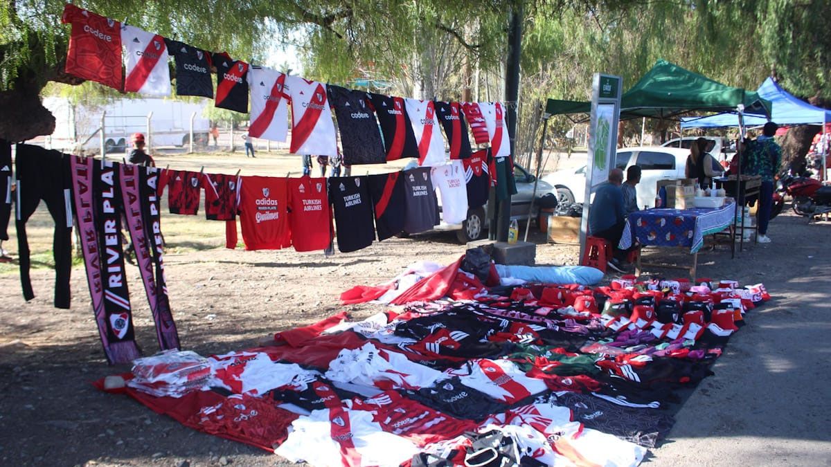 Los vendedores ambulantes aprovecharon la contienda deportiva para ganarse unos pesos. Los vendedores ambulantes aprovecharon la contienda deportiva para ganarse unos pesos.