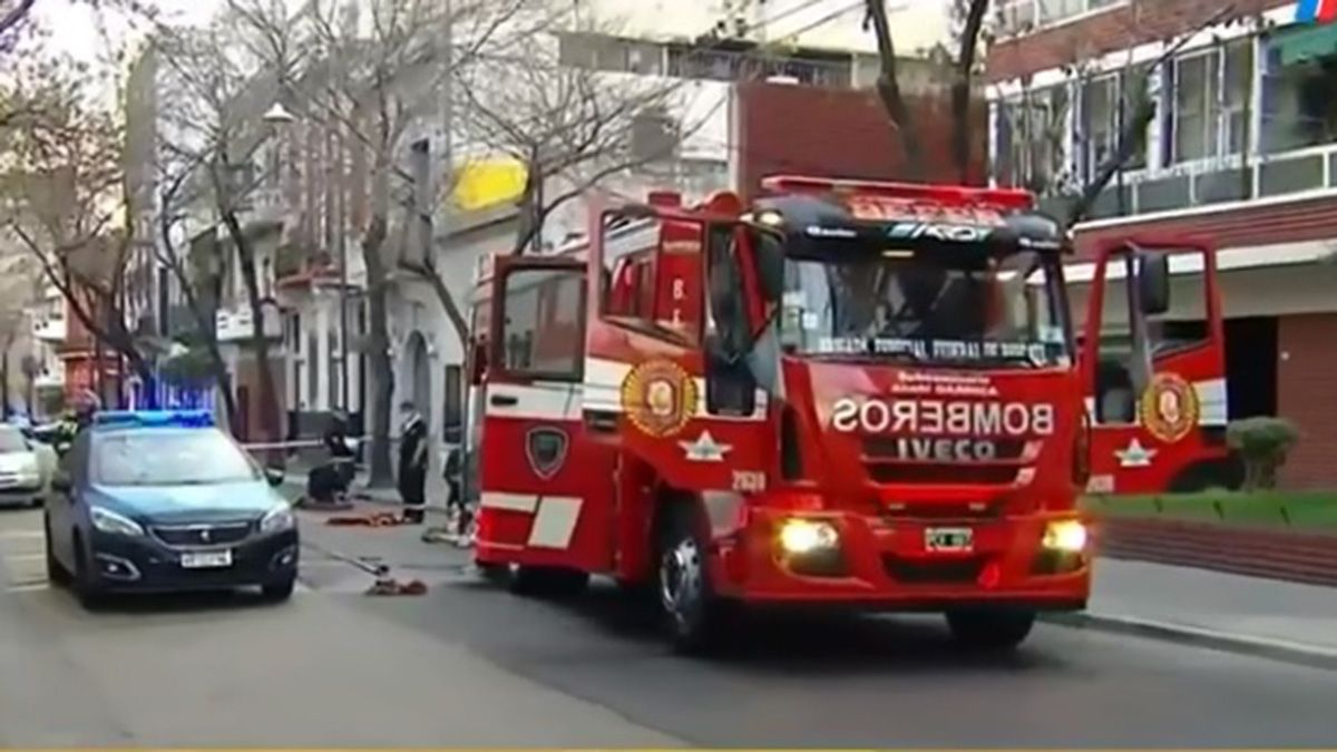 El incendio en el departamento del noveno piso del edificio del barrio de Constitución se originó a las 6 de este domingo, provocando la muerte de una mujer