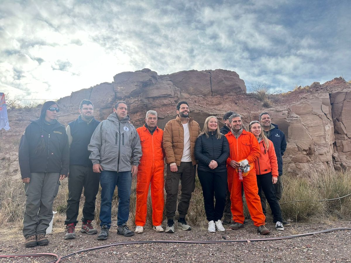 El grupo de colaboradores que limpió las rocas vandalizadas con la vicegobernadora Hebe Casado. El grupo de colaboradores que limpió las rocas vandalizadas con la vicegobernadora Hebe Casado.