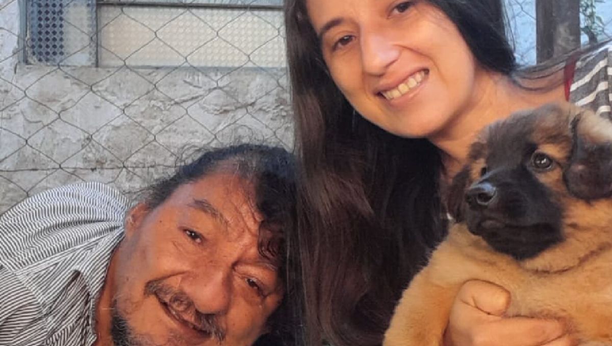 Debido a su condición, el hombre se desplaza sobre una carretilla de madera.&nbsp;
