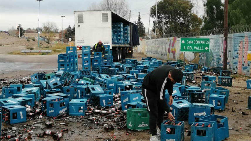 Un camión quiso evitar un choque y perdió 300 cajones de cerveza