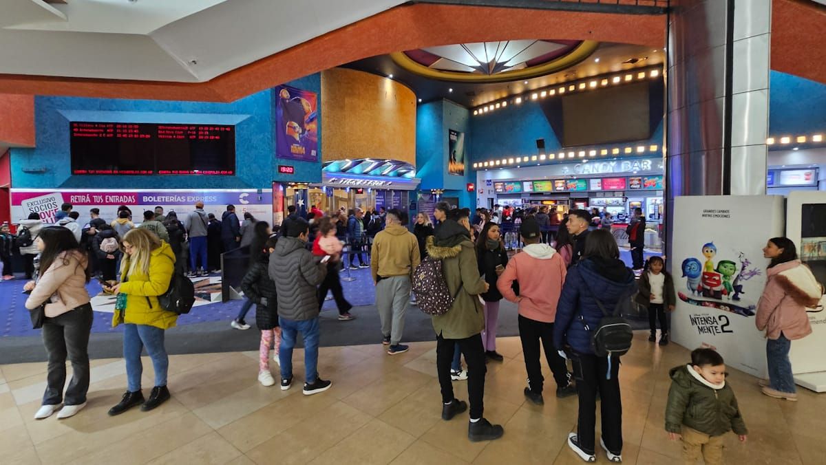 Hacía por lo menos un año que los complejos de cine locales no veían sus taquillas colmadas de espectadores. Hacía por lo menos un año que los complejos de cine locales no veían sus taquillas colmadas de espectadores.