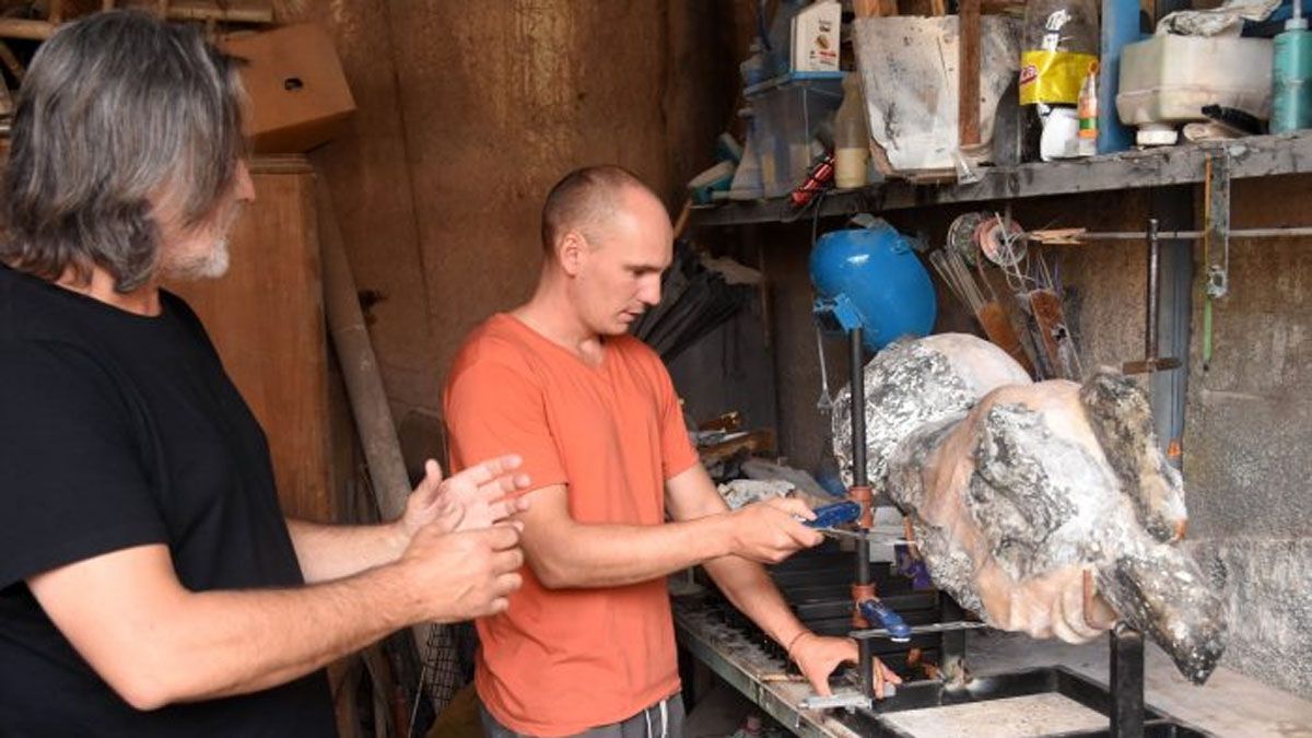 El director de Patrimonio, Horacio Chiavazza y el escultor Orlando Leytes, en el taller del artista, donde actualmente se trabaja en la cabeza de la escultura