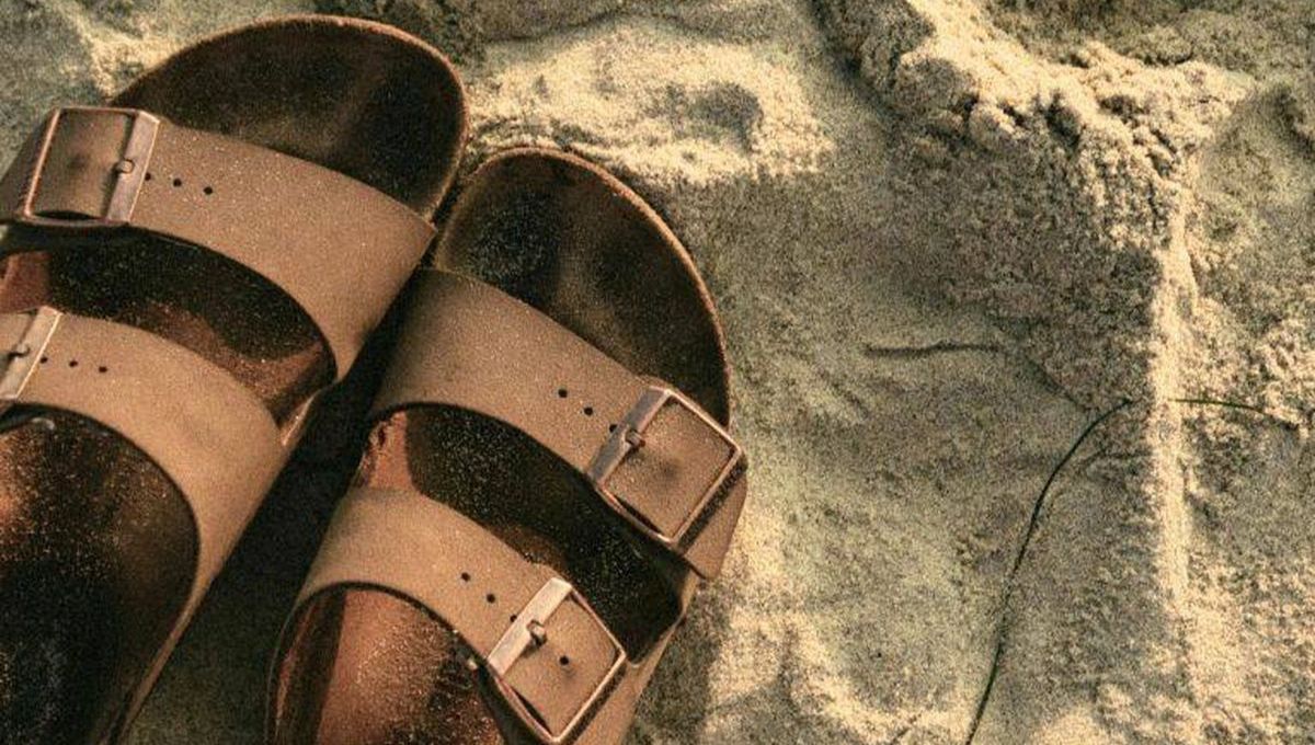 Una mezcla de agua y bicarbonato de sodio es ideal para limpiar la suela de tus sandalias. Una mezcla de agua y bicarbonato de sodio es ideal para limpiar la suela de tus sandalias. 