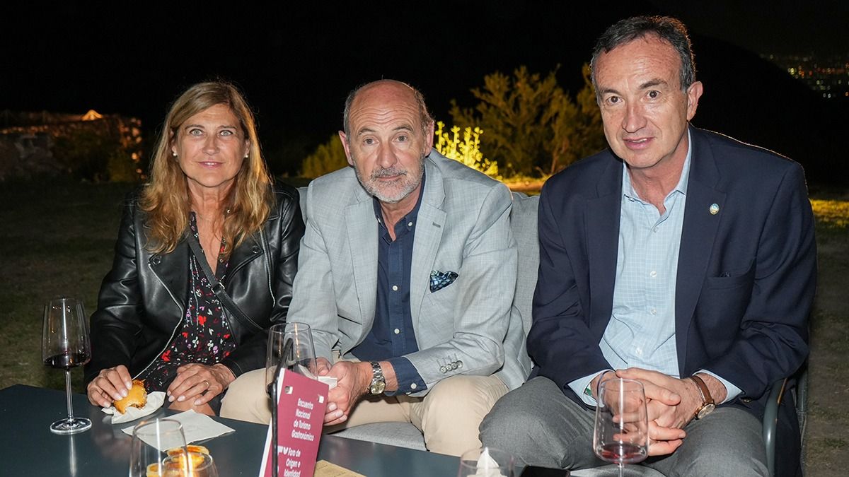 El ministro de Producción de Mendoza Rodolfo Vargas Arizu rodeado por su mujer, Mariana Saccone y por el vicerrector de la UNCuyo, Gabriel Fidel. El ministro de Producción de Mendoza Rodolfo Vargas Arizu rodeado por su mujer, Mariana Saccone y por el vicerrector de la UNCuyo, Gabriel Fidel.