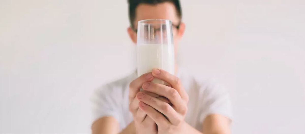 Beneficio de tomar leche antes de dormir.