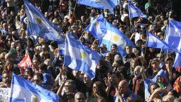 Miles de personas se reunieron en el Obelisco para protestar contra el acuerdo con el FMI