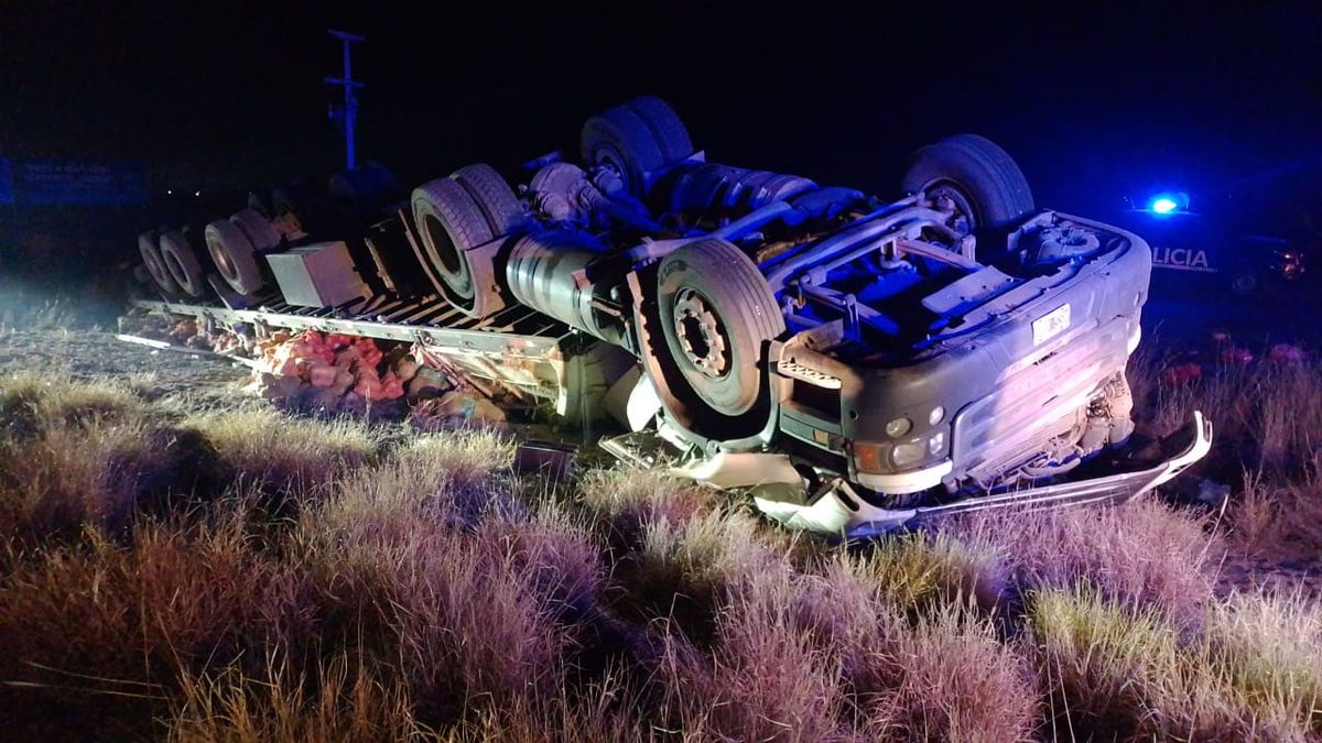 El hombre fue asistido por el Servicio de Emergencias Coordinado, pero confirmaron su muerte ya que había quedado debajo del camión. El hombre fue asistido por el Servicio de Emergencias Coordinado, pero confirmaron su muerte ya que había quedado debajo del camión.