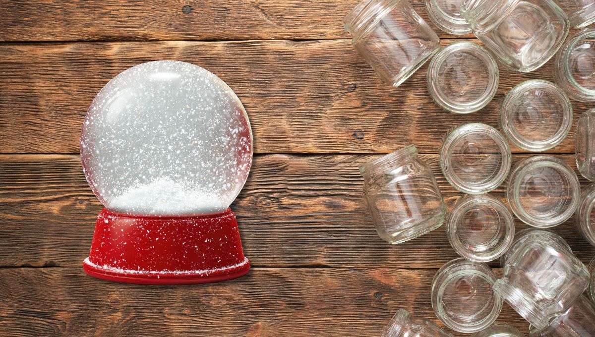 Recicla los frascos de dulce, y crea con ellos una bola de nieve para decorar tu casa