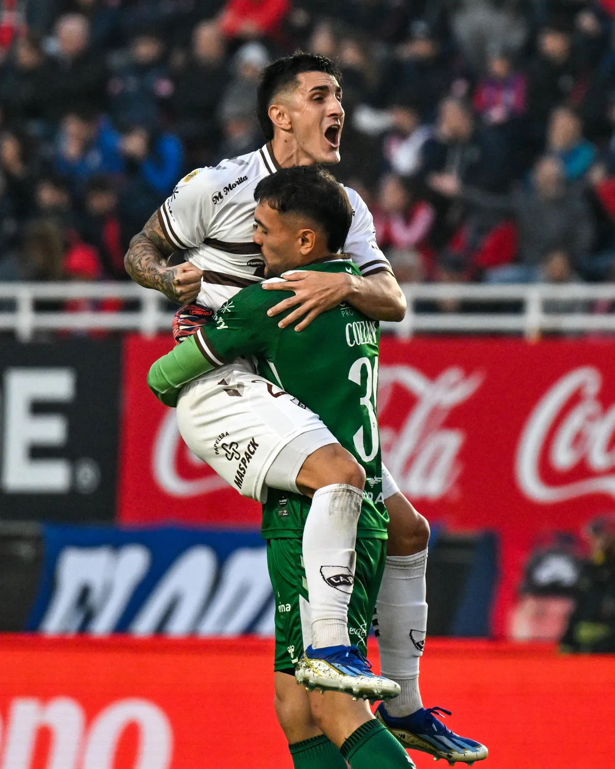 El mendocino Cozzani celebra el pase de Platense a la final del Torneo Apertura.