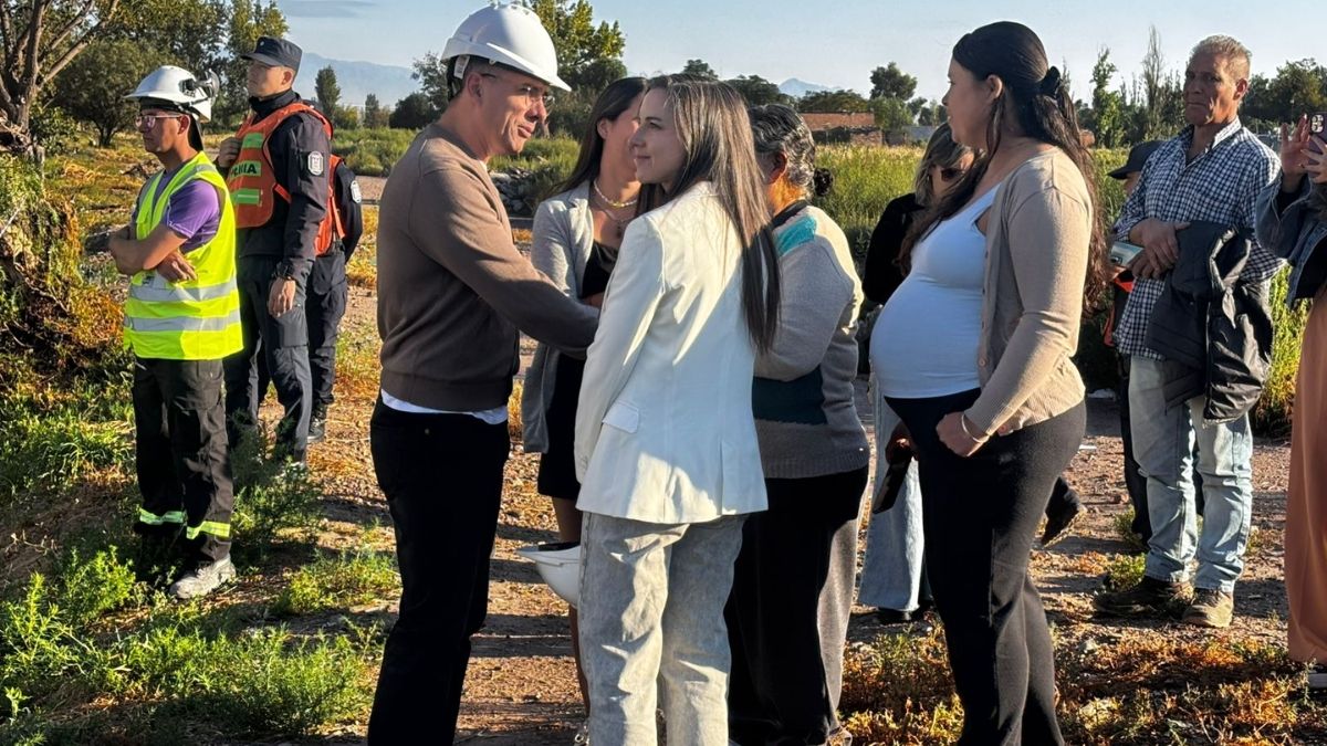Las autoridades supervisaron la demolición del aguantadero en Guaymallén. Las autoridades supervisaron la demolición del aguantadero en Guaymallén. 