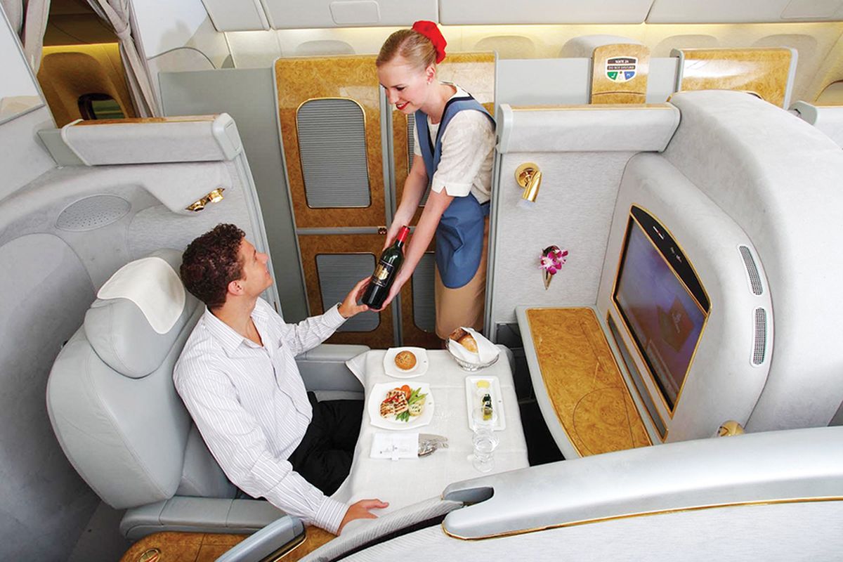 Las azafatas tienen una atención especial con la primera clase. Las azafatas tienen una atención especial con la primera clase.