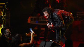 Una apasionada fan le robó un beso a Carlos Vives en pleno concierto