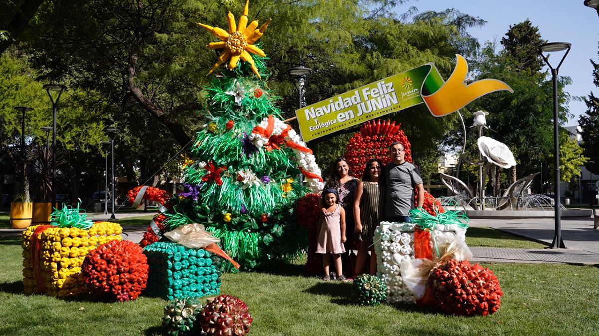 Junín recicló 60.000 botellas plásticas para hacer sus adornos navideños