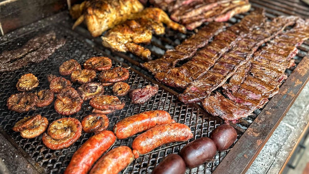 El pollo es un corte de carne muy rico para asado, que le gusta a la mayoría de las personas.