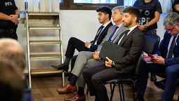 Walter Bento y sus dos hijos durante el megajuicio. Foto: Axel Lloret. Walter Bento y sus dos hijos durante el megajuicio. Foto: Axel Lloret.