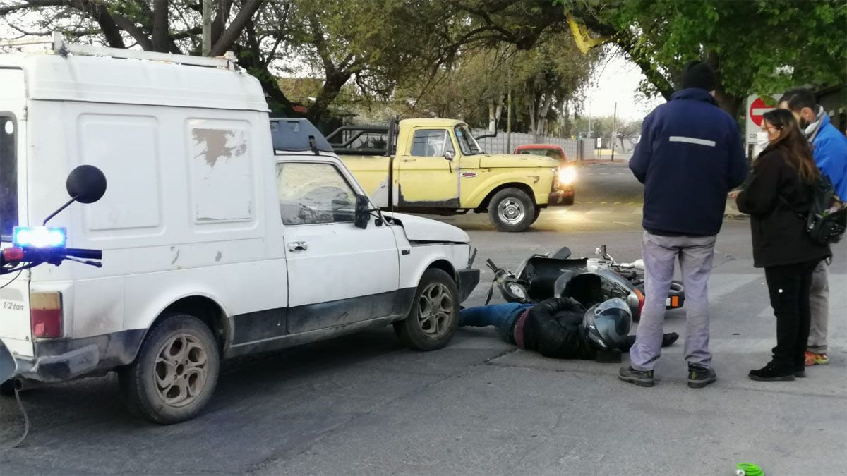 Un motociclista resultó herido tras ser atropellado por dos vehículos en Capital.