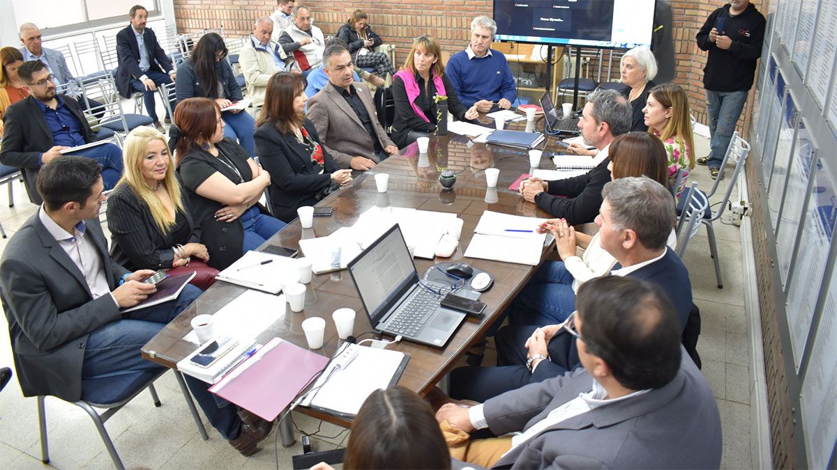 Integrantes de las comisiones de Legislación y Asuntos Constitucionales, y de Cultura y Educación, recibieron al rector del Instituto de Educación Física, Luis Castillo.
