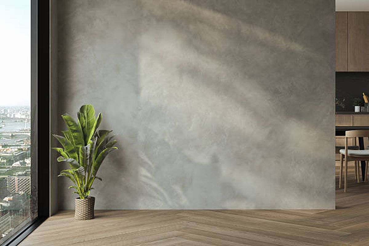 El microcemento se puede instalar f&aacute;cilmente sobre los azulejos.