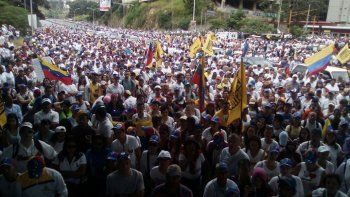 La oposición venezolana desafía a Nicolás Maduro en las calles de Caracas para exigir revocatorio