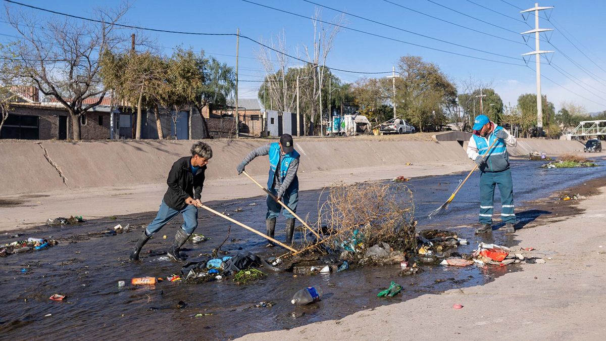 A pesar de los esfuerzos gubernamentales, los mendocinos siguen arrojando toneladas de basura a los cauces. Imagen ilustrativa. A pesar de los esfuerzos gubernamentales, los mendocinos siguen arrojando toneladas de basura a los cauces. Imagen ilustrativa.
