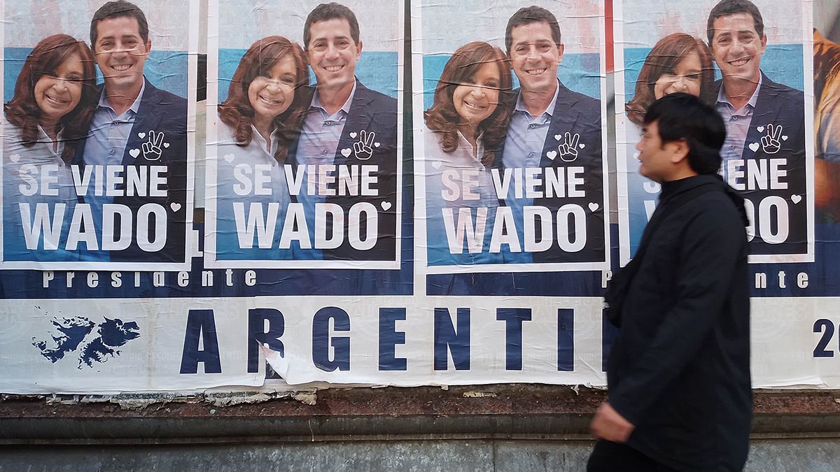 Elecciones 2023: en Buenos Aires este viernes colocaron propaganda de Wado de Pedro.