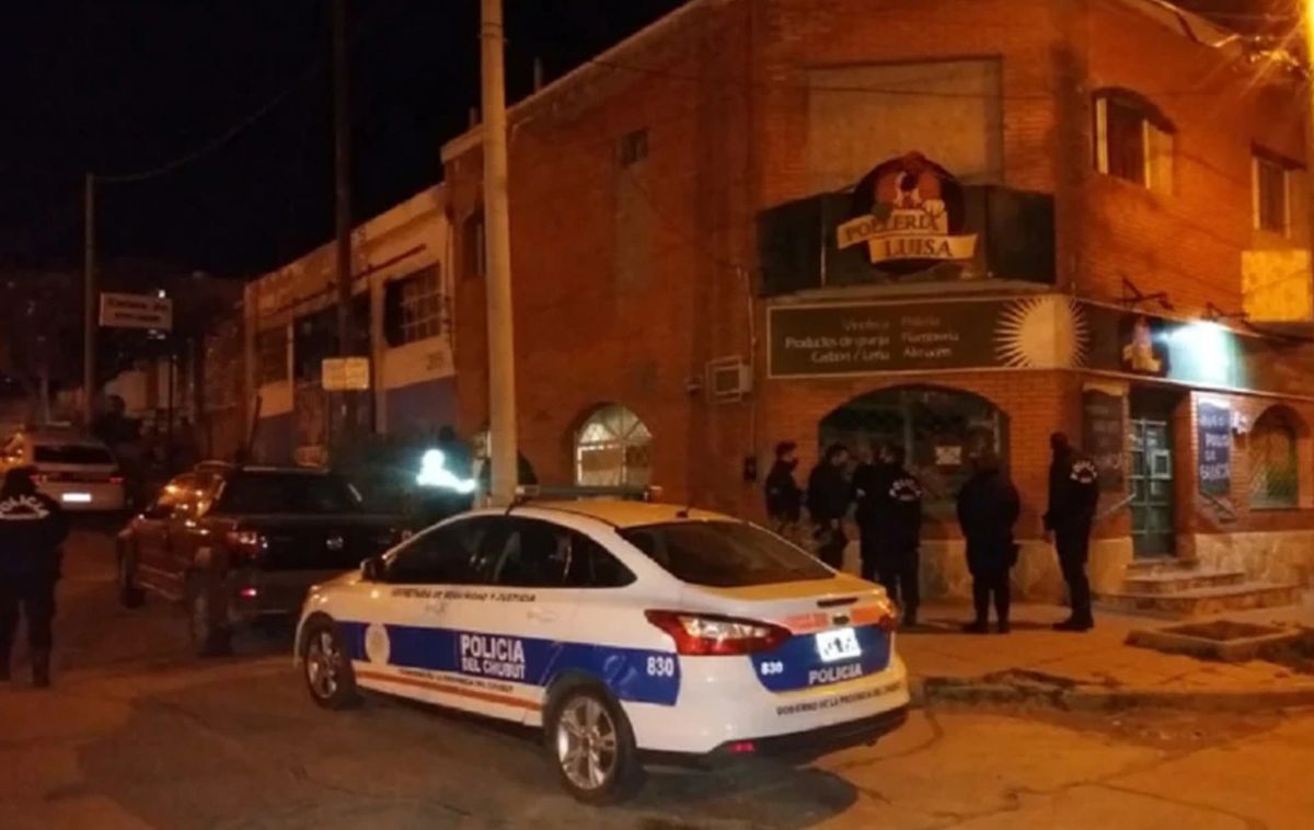 El adolescente de 16 años se entregó en una comisaría de Comodoro Rivadavia para denunciar que había asesinado a su padre a puñaladas