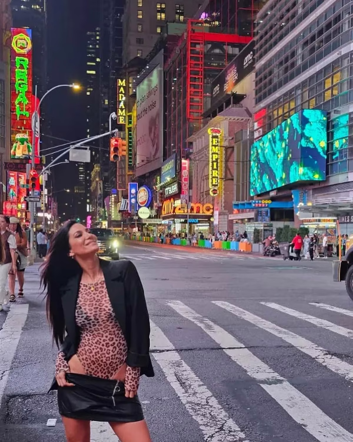 Silvina Escudero pasea en body cavadísimo ultra transpatente y revienta New York. Silvina Escudero pasea en body cavadísimo ultra transpatente y revienta New York.