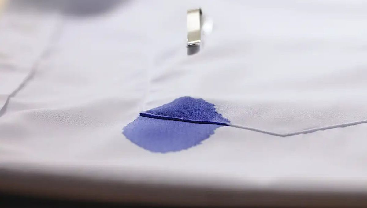 Para eliminar las manchas de tinta de la ropa es necesario utilizar quitamanchas.