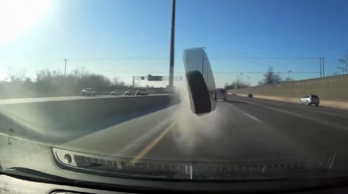 Video: al auto de adelante se le salió una rueda y se le incrustó en el parabrisas