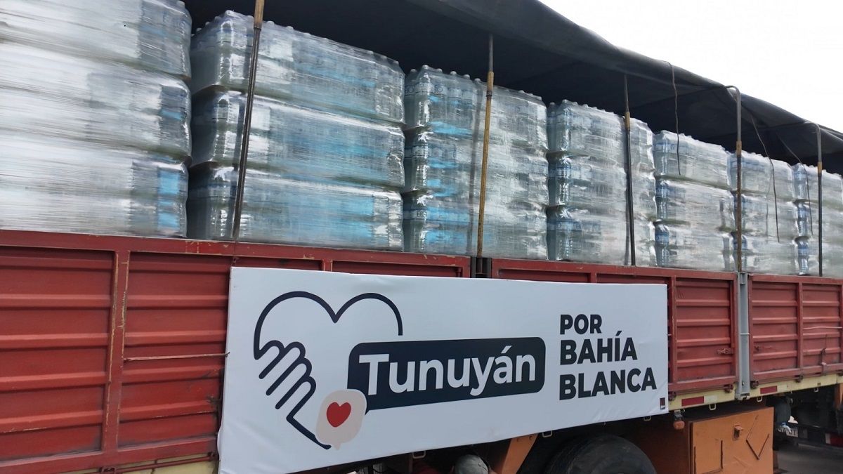 La comuna de tunuyán envió un camión con agua potable para asistir a los damnificados de Bahía Blanca.