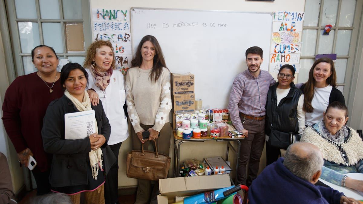 (de izquierda a derecha) Alejandra Alcaraz, docente del aula; Erica Gómez, parte del equipo de Fundación Grupo Améruca; Sandra Rojo, Directora Técnica de la Residencia Santa Marta; Gabriela Alé, Directora Ejecutiva de Fundación Grupo América, Lucas Luppo, director de Adultos Mayores; Alejandra Molina, parte del equipo de Fundación Grupo América y Lorena Gil, coordinadora de capacitaciones de la Dirección y de las 7 aulas satélites de la provincia. (de izquierda a derecha) Alejandra Alcaraz, docente del aula; Erica Gómez, parte del equipo de Fundación Grupo Améruca; Sandra Rojo, Directora Técnica de la Residencia Santa Marta; Gabriela Alé, Directora Ejecutiva de Fundación Grupo América, Lucas Luppo, director de Adultos Mayores; Alejandra Molina, parte del equipo de Fundación Grupo América y Lorena Gil, coordinadora de capacitaciones de la Dirección y de las 7 aulas satélites de la provincia.