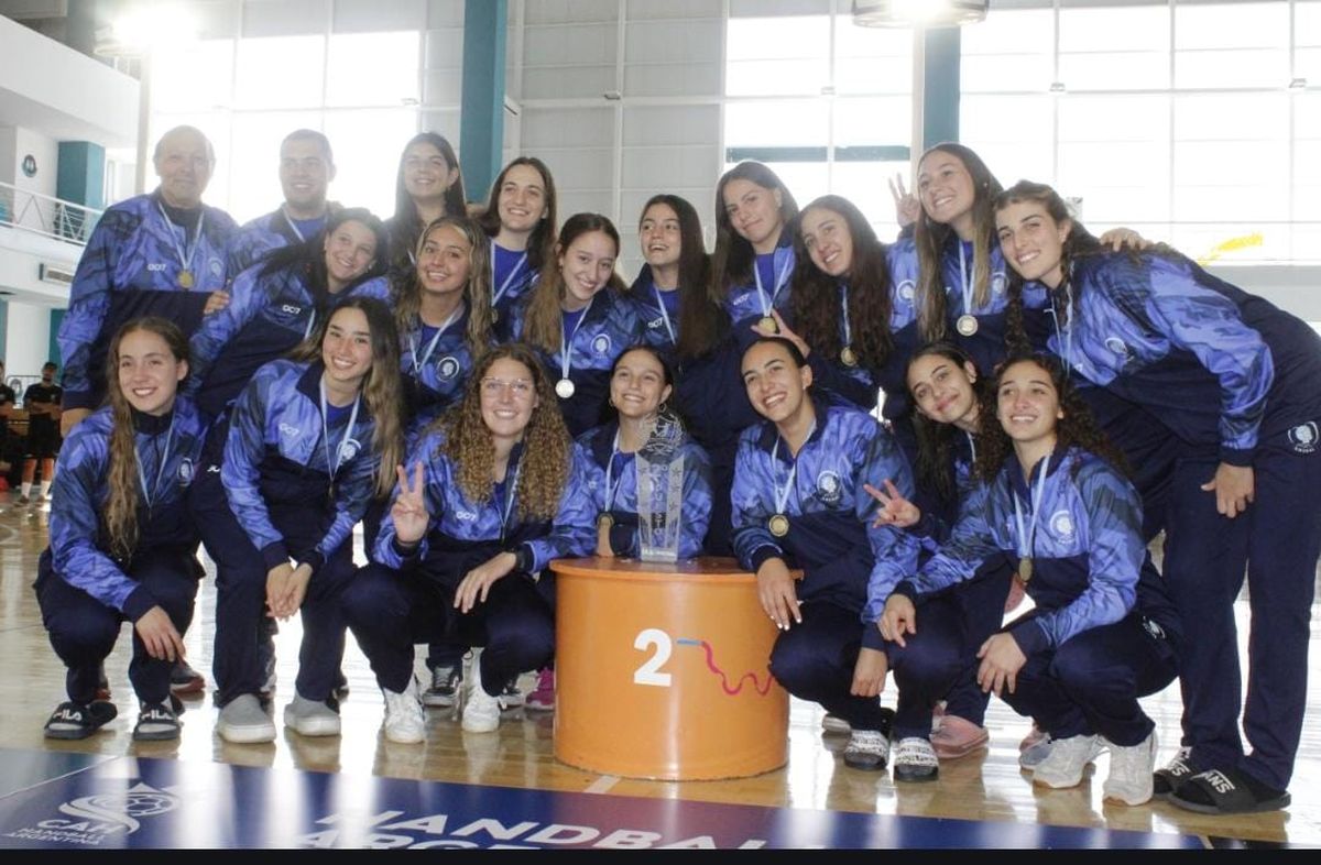 La selección mendocina femenina, de jugadoras de hasta 21 años, lograron medalla de plata en el Argentino de handball, detrás de de la Federación Metropolitana (CABA). La selección mendocina femenina, de jugadoras de hasta 21 años, lograron medalla de plata en el Argentino de handball, detrás de de la Federación Metropolitana (CABA).