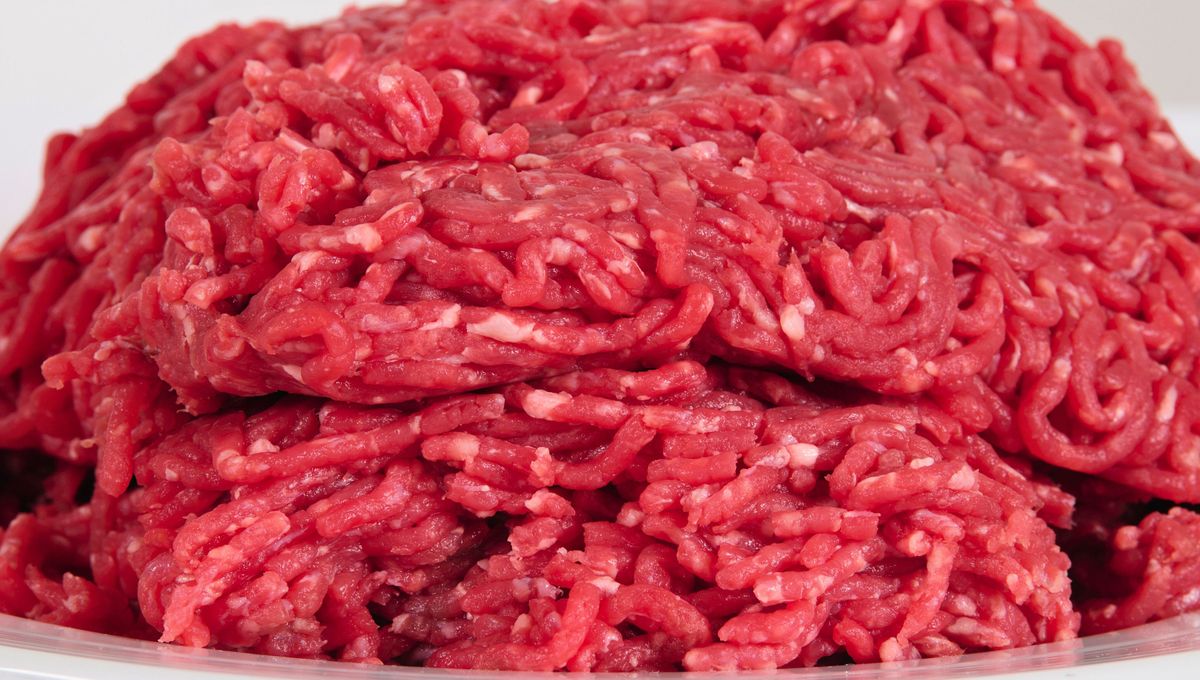 La carne molida cruda es mucho más peligrosa que otros cortes de carne vacuna que pueden quedar un poco rosados. La carne molida cruda es mucho más peligrosa que otros cortes de carne vacuna que pueden quedar un poco rosados. 
