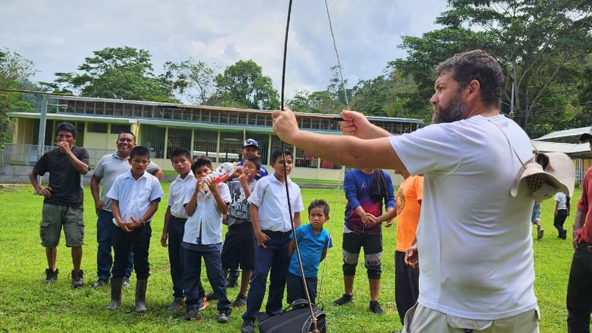 Día del Aborigen en Costa Rica y una competencia de arco y flecha. Día del Aborigen en Costa Rica y una competencia de arco y flecha.