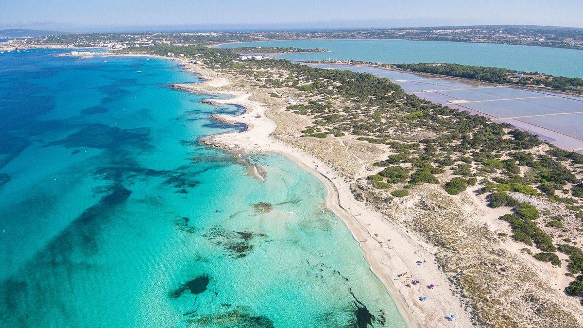 Las Maldivas de España, la isla que debes visitar este verano.