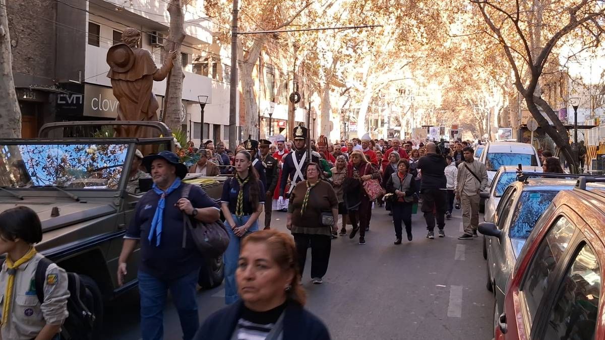 La procesión por las calles céntricas por el Día del Santo Patrono Santiago.
