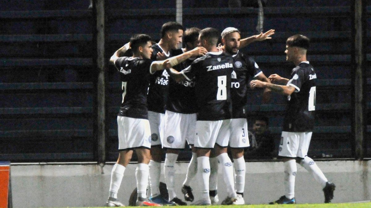 Alex Arce marcó un doblete para Independiente Rivadavia ante Gimnasia y Esgrima en Jujuy.