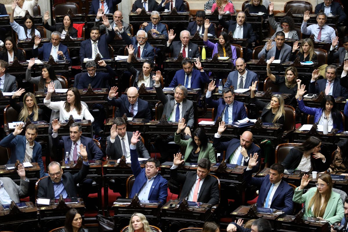 El proyecto oficialista que busca bajar la imputabilidad de menores avanza en el plenario de comisiones, tras un acuerdo con los bloques dialoguistas de la UCR, el PRO y Encuentro Federal. El proyecto oficialista que busca bajar la imputabilidad de menores avanza en el plenario de comisiones, tras un acuerdo con los bloques dialoguistas de la UCR, el PRO y Encuentro Federal.