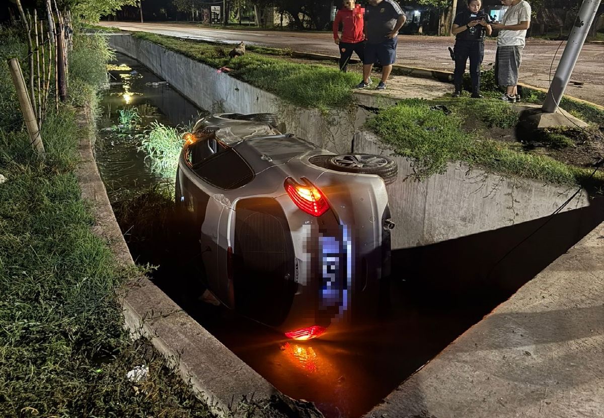 Dos conductores volcaron en Guaymallén y Maipú y uno de ellos terminó en un canal