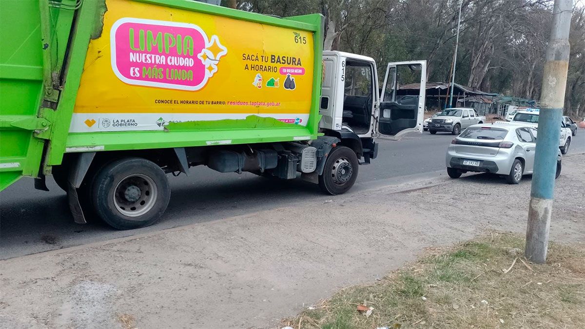 El camión de recolección de residuos y el Peugeot, los rodados que intervinieron en el siniestro.
